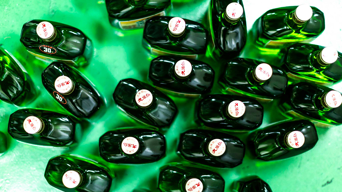 久米島の久米仙　定番のグリーンボトル